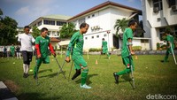 Keterbatasan tidak membuat tim sepakbola amputasi atau Indonesia Amputee Football (INAF) untuk terus berlatih sepakbola.