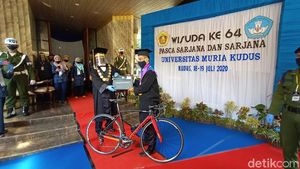 UMK Gelar Wisuda Drive Thru, Wisudawan Ini Pilih Gunakan Sepeda