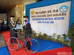 UMK Gelar Wisuda Drive Thru, Wisudawan Ini Pilih Gunakan Sepeda