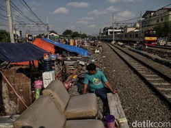Jangan Bikin Hajatan-Nongkrong di Sekitar Rel KA, Bisa Dipenjara!