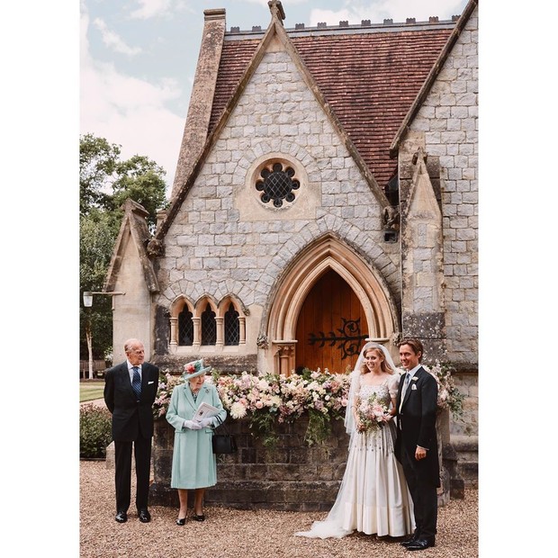Ratu Elizabeth II dan Pangeran Philip tampak menghadiri upacara pernikahan sang cucu, Putri Beatrice.