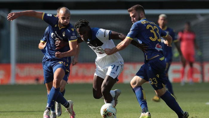 VERONA, ITALY - JULY 18:  Duvan Zapata (C) of Atalanta BC competes for the ball with Sofyan Amrabat (L) and Alan Empereur (R) of Hellas Verona during the Serie A match between Hellas Verona and Atalanta BC at Stadio Marcantonio Bentegodi on July 18, 2020 in Verona, Italy.  (Photo by Emilio Andreoli/Getty Images)