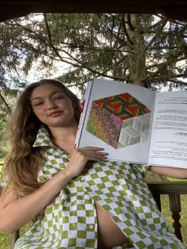 Gigi Hadid memamerkan perut buncitnya untuk pertama kalinya lewat Instagram Live miliknya yang membuat heboh para penggemarnya dan netizen.