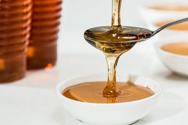 Mengoleskan Madu Manuka/ Foto: pixabay.com