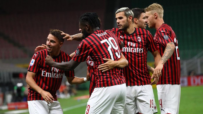 MILAN, ITALY - JULY 18:  Ismael Bennacer (L) of AC Milan celebrates his goal with his team-mates during the Serie A match between AC Milan and Bologna FC at Stadio Giuseppe Meazza on July 18, 2020 in Milan, Italy.  (Photo by Marco Luzzani/Getty Images)