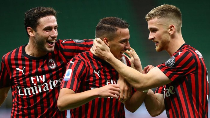 MILAN, ITALY - JULY 18:  Ismael Bennacer (C) of AC Milan celebrates his goal with his team-mates Alexis Saelemaekers (R) and Davide Calabria (L) during the Serie A match between AC Milan and Bologna FC at Stadio Giuseppe Meazza on July 18, 2020 in Milan, Italy.  (Photo by Marco Luzzani/Getty Images)