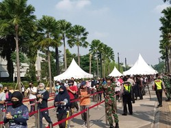 PSBB Transisi Diperpanjang, Antrean Warga Masih Mengular di Stadion GBK