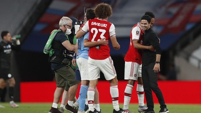 LONDON, ENGLAND - JULY 18: Pierre-Emerick Aubameyang and Mikel Arteta, Manager of Arsenal celebrate following the FA Cup Semi Final match between Arsenal and Manchester City at Wembley Stadium on July 18, 2020 in London, England. Football Stadiums around Europe remain empty due to the Coronavirus Pandemic as Government social distancing laws prohibit fans inside venues resulting in all fixtures being played behind closed doors. (Photo by Matthew Childs/Pool via Getty Images)