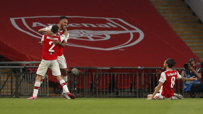 LONDON, ENGLAND - JULY 18: Pierre-Emerick Aubameyang of Arsenal celebrates with teammate Hector Bellerin after scoring his teams second goal during the FA Cup Semi Final match between Arsenal and Manchester City at Wembley Stadium on July 18, 2020 in London, England. Football Stadiums around Europe remain empty due to the Coronavirus Pandemic as Government social distancing laws prohibit fans inside venues resulting in all fixtures being played behind closed doors. (Photo by Matthew Childs/Pool via Getty Images)