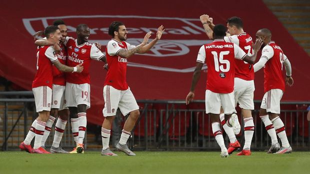 LONDON, ENGLAND - JULY 18: Pierre-Emerick Aubameyang of Arsenal celebrates with teammates after scoring his team's second goal during the FA Cup Semi Final match between Arsenal and Manchester City at Wembley Stadium on July 18, 2020 in London, England. Football Stadiums around Europe remain empty due to the Coronavirus Pandemic as Government social distancing laws prohibit fans inside venues resulting in all fixtures being played behind closed doors. (Photo by Matthew Childs/Pool via Getty Images)
