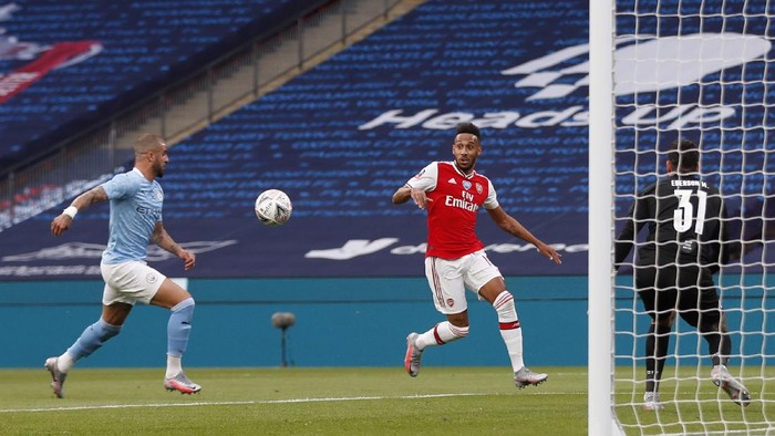 LONDON, ENGLAND - JULY 18: Pierre-Emerick Aubameyang of Arsenal scores his teams first goal during the FA Cup Semi Final match between Arsenal and Manchester City at Wembley Stadium on July 18, 2020 in London, England. Football Stadiums around Europe remain empty due to the Coronavirus Pandemic as Government social distancing laws prohibit fans inside venues resulting in all fixtures being played behind closed doors. (Photo by Matthew Childs/Pool via Getty Images)