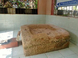 Kabarnya Batu Ini Bisa Menangis Tiap Purnama Kabarnya Batu Ini Bisa Menangis Tiap Purnama