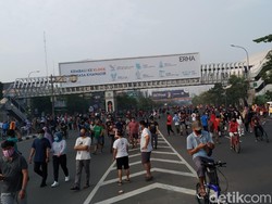 Warga Tumpah Ruah di CFD Bekasi, Ada yang Bawa Balita