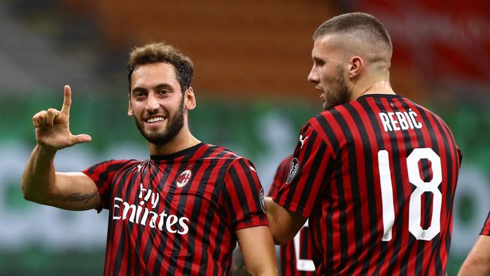 MILAN, ITALY - JULY 18:  Hakan Calhanoglu of AC Milan celebrates after scoring the second goal of his team during the Serie A match between AC Milan and Bologna FC at Stadio Giuseppe Meazza on July 18, 2020 in Milan, Italy.  (Photo by Marco Luzzani/Getty Images)
