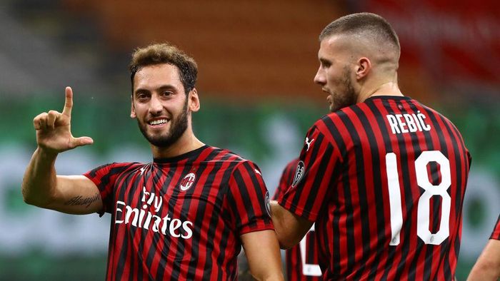 Hakan Calhanoglu MILAN, ITALY - JULY 18: Hakan Calhanoglu of AC Milan celebrates after scoring the second goal of his team during the Serie A match between AC Milan and Bologna FC at Stadio Giuseppe Meazza on July 18, 2020 in Milan, Italy. (Photo by Marco Luzzani/Getty Images)