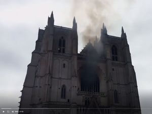 Mata Langit: Kebakaran di Katedral Abad Pertengahan di Prancis Mata Langit: Kebakaran di Katedral Abad Pertengahan di Prancis