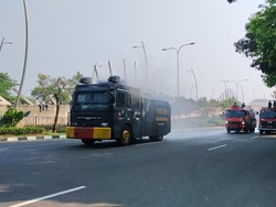 Usai Dipakai CFD, Flyover Summarecon Bekasi Disemprot Disinfektan