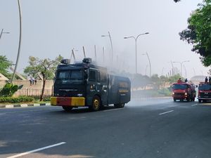 Usai Dipakai CFD, Flyover Summarecon Bekasi Disemprot Disinfektan Usai Dipakai CFD, Flyover Summarecon Bekasi Disemprot Disinfektan