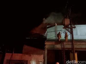 Kebakaran Toko Bangunan di Gresik Diduga Karena Korsleting Listrik