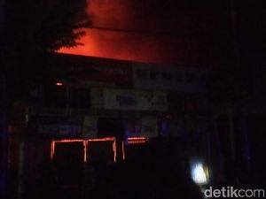 Toko Bangunan di Gresik Terbakar