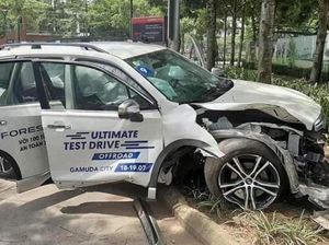 Duh, Mobil Test Drive Ringsek Nabrak Pohon Saat Dijajal Konsumen