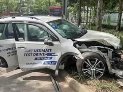 Duh, Mobil Test Drive Ringsek Nabrak Pohon Saat Dijajal Konsumen