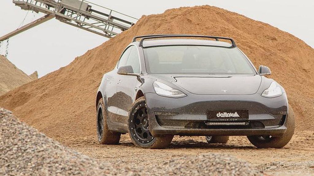 Penampakan Tesla yang Dimodifikasi Jadi Mobil Off-Road