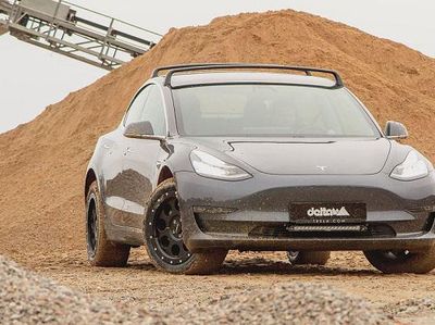 Penampakan Tesla yang Dimodifikasi Jadi Mobil Off-Road