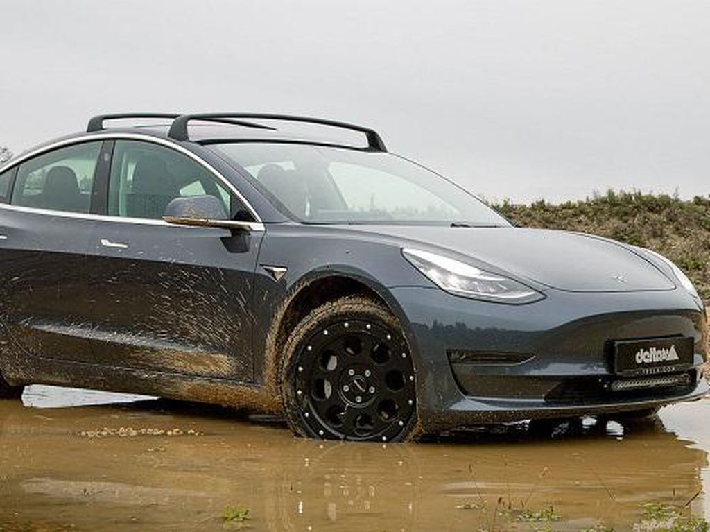 Gokil, Mobil Listrik Tesla Disulap Jadi Kendaraan Off Road