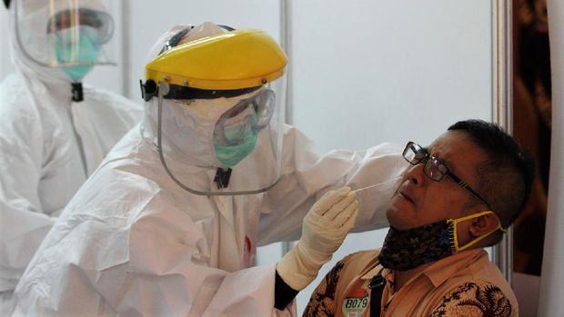 Ribuan warga Solo menjalani tes swab di Balai Kota  pada akhir pekan. Tes swab tersebut digelar sebagai upaya untuk atasi penyebaran virus Corona.