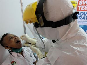 Momen Warga Solo Ikuti Tes Swab di Balai Kota Saat Akhir Pekan