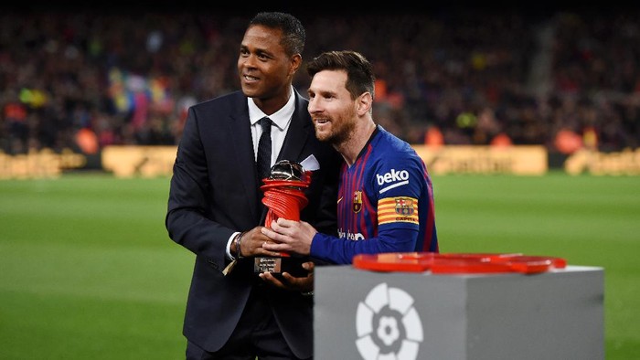 BARCELONA, SPAIN - APRIL 06:  Lionel Messi of Barcelona is presented with the La Liga player of the month award by Patrick Kluivert prior to the La Liga match between FC Barcelona and  Club Atletico de Madrid at Camp Nou on April 06, 2019 in Barcelona, Spain. (Photo by Alex Caparros/Getty Images)
