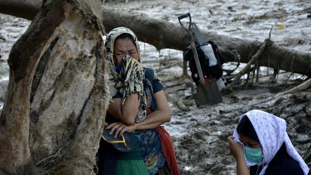 Keluarga korban menangis saat melihat proses pencarian korban banjir bandang di Desa Radda, Kabupaten Luwu Utara, Sulawesi Selatan, Sabtu (18/7/2020). Hingga hari kelima, tim SAR telah menemukan 36 korban meninggal dunia dan 18 orang lainnya masih terus dilakukan pencarian. ANTARA FOTO/Abriawan Abhe/wsj.