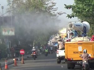 Cegah Corona, Jalan Protokol Purwakarta Disemprot Disinfektan