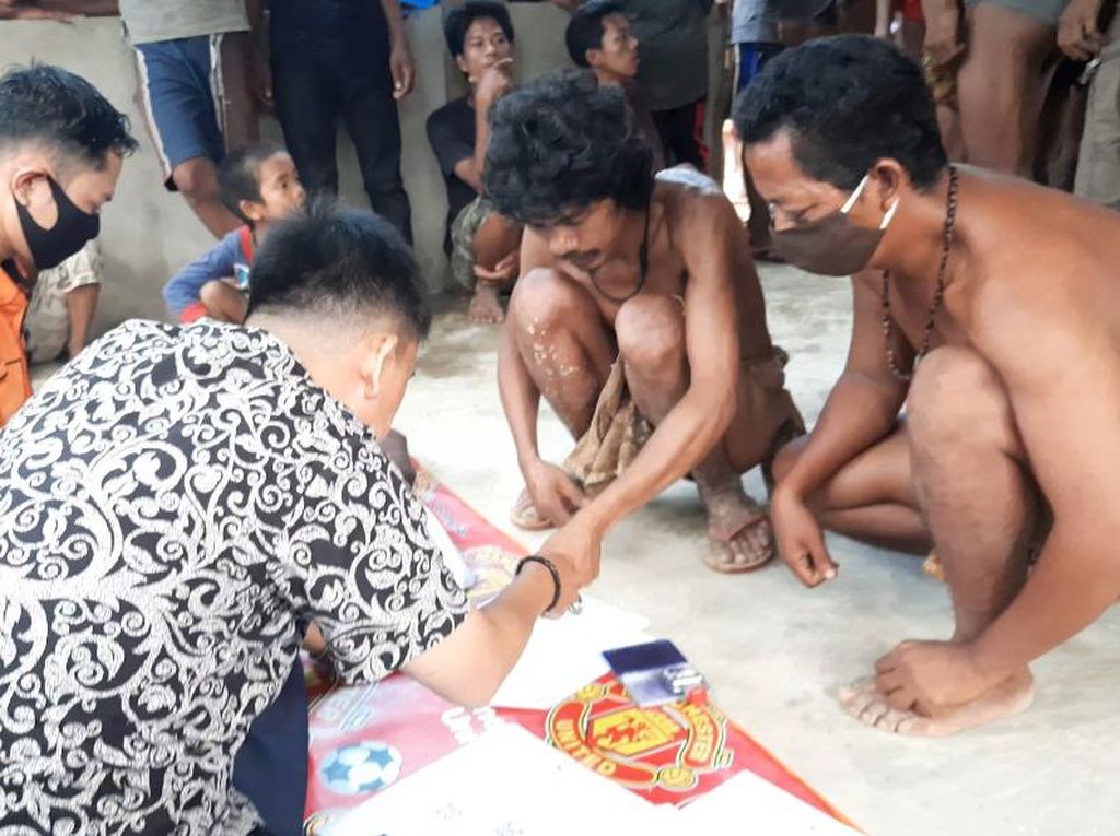 Kemensos Serahkan BST ke Ribuan Warga Suku Anak Dalam yang Tak Punya KTP Kemensos Serahkan BST ke Ribuan Warga Suku Anak Dalam yang Tak Punya KTP