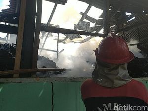 Mess Karyawan Pabrik Kulit di Cianjur Ludes Terbakar