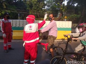 Warga Berdatangan ke CFD JLNT Antasari, PMI Cek Suhu Tubuh Pengunjung