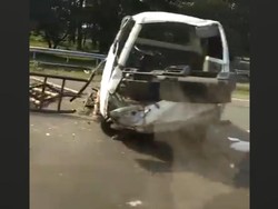 Pikap Angkut Kambing Kecelakaan Tunggal di Tol Jagorawi