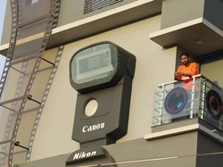 Terobsesi Fotografi, Pria Bangun Rumah Rp 1,4 M Berbentuk Kamera