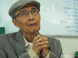 Momen Haru Istri Sapardi Djoko Damono Terima Penghargaan IKAPI