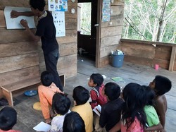 Melihat Semangat Belajar Anak-anak Rimba di Jambi Meski Fasilitas Terbatas