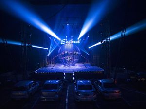 Sensasi Menonton Sirkus dari Dalam Mobil