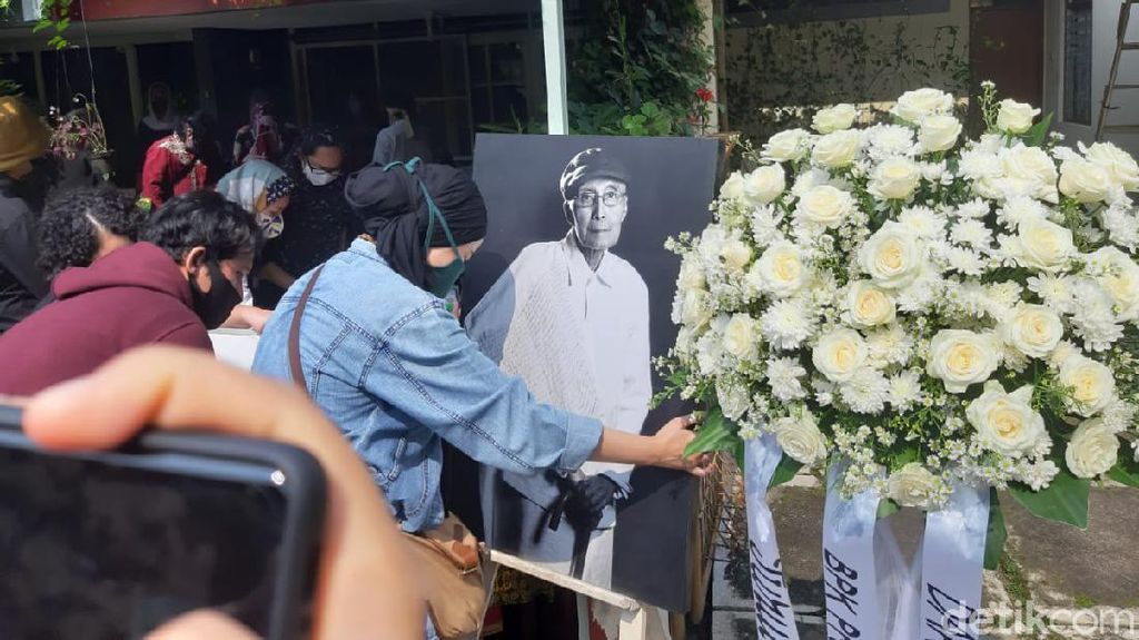 Foto Hitam-Putih Sapardi Djoko Damono di Rumah Duka Foto Hitam-Putih Sapardi Djoko Damono di Rumah Duka