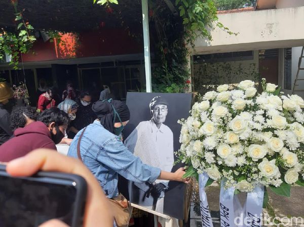 Foto Hitam-Putih Sapardi Djoko Damono di Rumah Duka