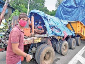 Busyet, Truk 74 Roda Ini Butuh 1 Tahun untuk Kirim Barang Busyet, Truk 74 Roda Ini Butuh 1 Tahun untuk Kirim Barang