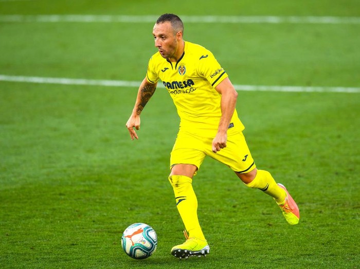 VILLAREAL, SPAIN - JULY 19: Santi Cazorla of Villarreal CF runs with the ball during the Liga match between Villarreal CF and SD Eibar SAD at Estadio de la Ceramica on July 19, 2020 in Villareal, Spain. Football Stadiums around Europe remain empty due to the Coronavirus Pandemic as Government social distancing laws prohibit fans inside venues resulting in all fixtures being played behind closed doors. (Photo by David Ramos/Getty Images)