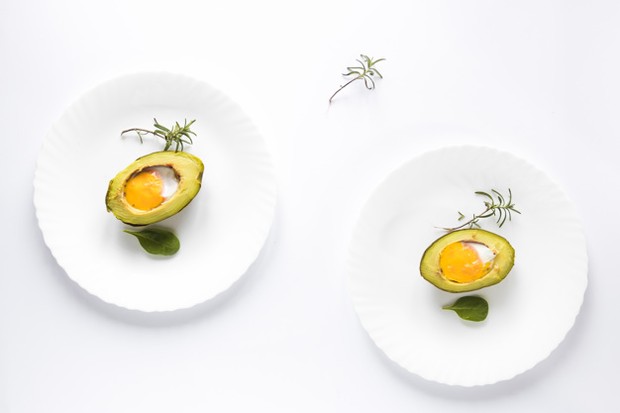 tinggi protein dan mengandung banyak nutrisi telur alpukat panggang merupakan resep sarapan rendah karbohidrat termudah