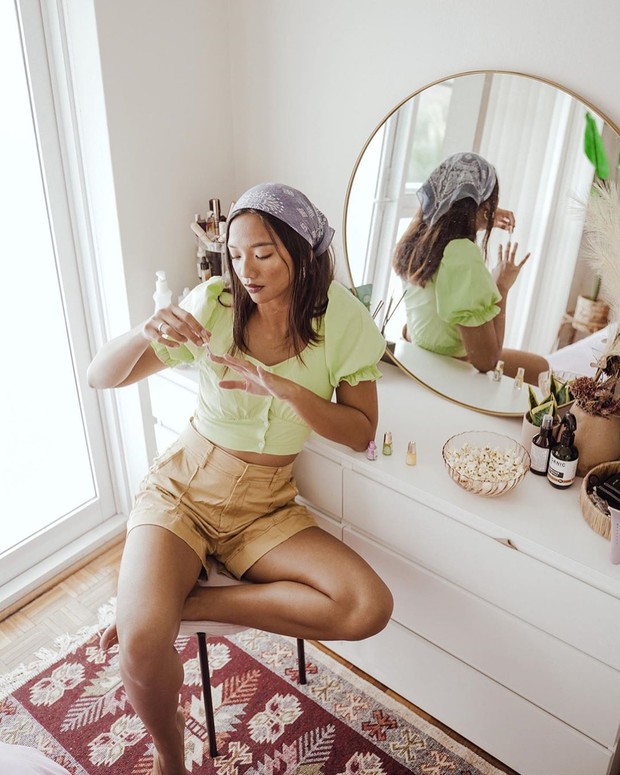 Mix and match atasan puff-sleeve untuk gaya musim panas bernuansa vintage.