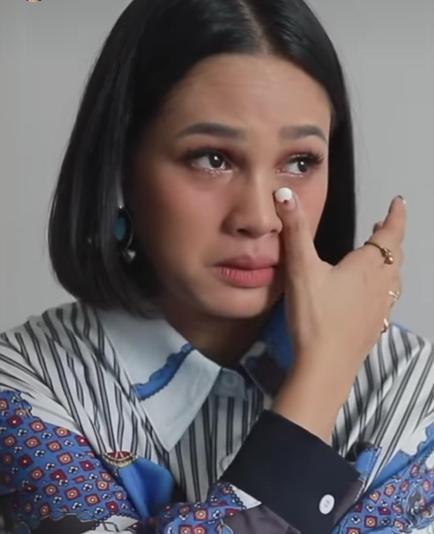 Penyanyi Andien Aisyah terlihat tak kuasa menahan air mata ketika mendengarkan lagu terbaru BCL.