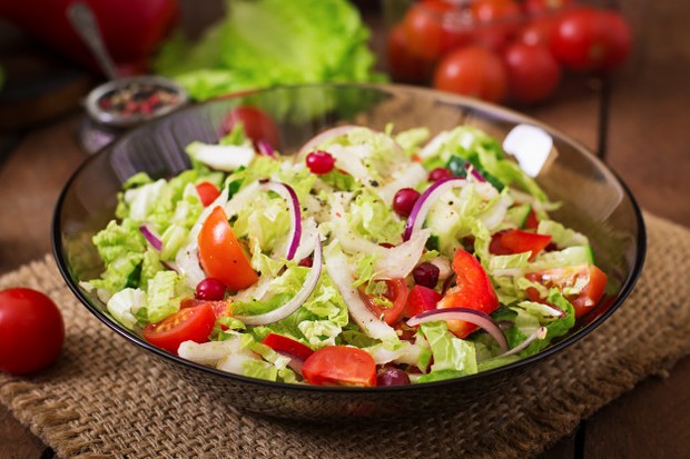 Salad sayur menjadi pilihan terbaik untuk sarapan tanpa karbohidrat yang dapat membantu menurunkan berat badan